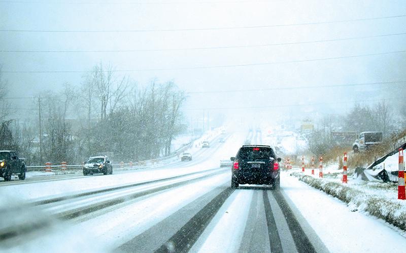 Press photo/Linda Mathias  - Saturday’s snowfall quickly covered roads, triggering numerous accidents.