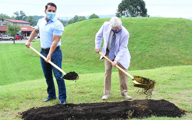 Press photo/Linda Mathias ECBI chief Richard Sneed, left, and Franklin mayor Bob Scott man the shovels at the ceremonial groundbreaking.