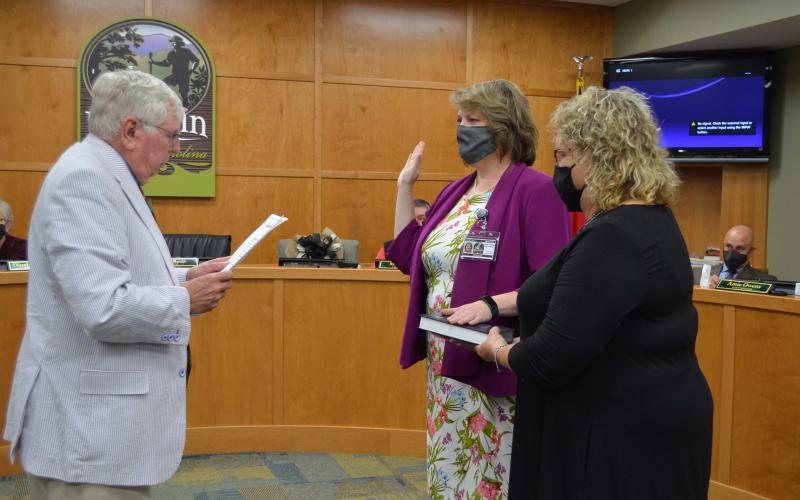 Press photo/Mia Overton - Mayor Bob Scott administers the oath of office for new Town Manager Amie Owens at Monday’s Town Council meeting. Holding the Bible for Owens is her mother, Melissa Welch.