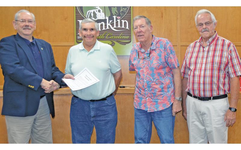 Press photo/Mia Overton Franklin Mayor Jack Horton presents a proclamation designating Sept. 10-16 as Help Homeless Veterans Week. Receiving the proclamation are Ned Kraft, Fred Frankland and Dennis Dalgleish, members of the Men’s Group from First Presbyterian Church.