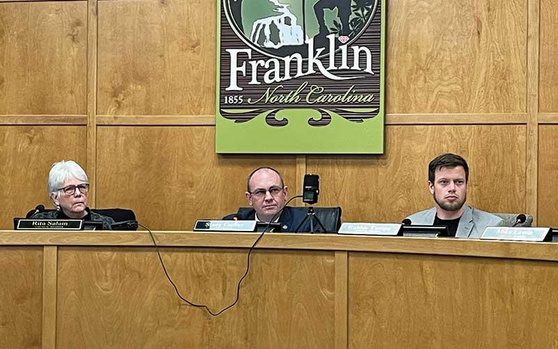 Press photo/Mia Overton - Vice Mayor Stacy Guffey (center) chaired the March 4 Town Council meeting in Mayor Jack Horton’s absence. Also pictured are council members Rita Salain (left) and Robbie Tompa.