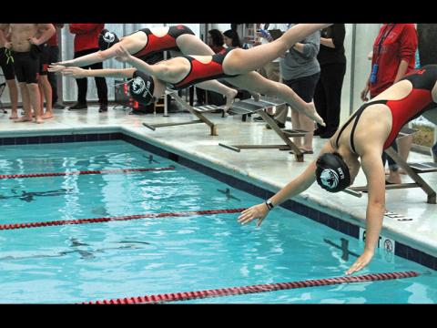 Andy Scheidler sports@thefranklinpress.com Two relay teams nailed regional-qualifying times in Franklin’s first swim meet of the season.  The girls 200-yard medley relay kicked things off Nov. 23 at Franklin Health & Fitness. Ilah Williams, Claire Holland, Deaven Lombard and Callie Roper combined to win the event with a time of 2 minutes, 11 seconds. It was 1.99 seconds under the threshold to qualify for regional.  Later in the meet, the boys 200 freestyle relay won their event and landed a regional berth. 