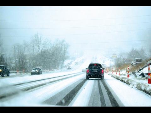 Press photo/Linda Mathias  - Saturday’s snowfall quickly covered roads, triggering numerous accidents.