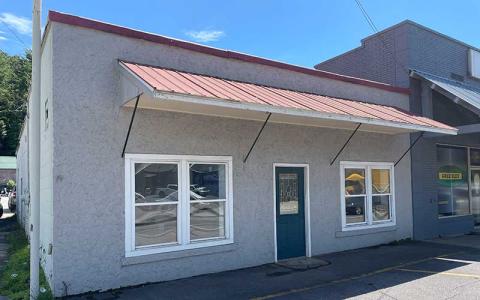 Press photo/Mia Overton - The Franklin Town Council has agreed to lease a vacant building on East Main Street to No Wrong Door to establish a cooling/warming station and for homeless people who are employed but need a place to shower or do laundry.