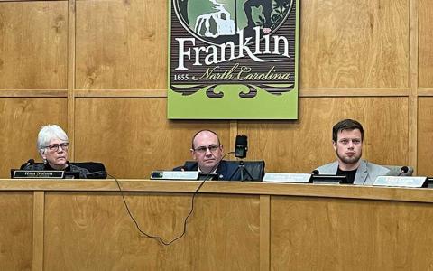 Press photo/Mia Overton - Vice Mayor Stacy Guffey (center) chaired the March 4 Town Council meeting in Mayor Jack Horton’s absence. Also pictured are council members Rita Salain (left) and Robbie Tompa.