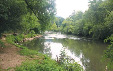 Press photo Thomas Sherrill - View of the Little Tennessee River from the Great Smokey Mountain Fish Camp and Safaris.