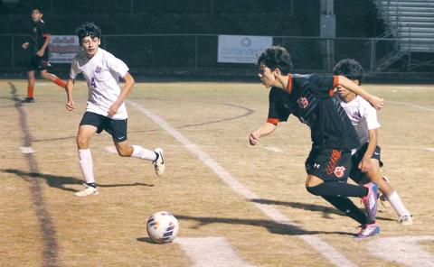 Sophomore Joaquin Lopez dribbles upfield in Panther JV soccer’s season finale versus North Henderson Nov. 4. (Press file photo)