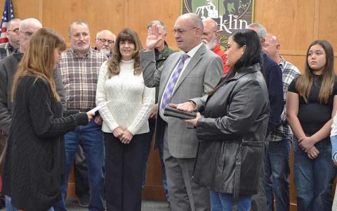 Press photo/Mia Overton - Stacy Guffey, surrounded by family and supporters, takes the oath of office as mayor of Franklin at the Dec. 1 Town Council meeting. Macon County Clerk of Court Shawna Lamb administered the oath for Guffey, returning council member Rita Salain and new council members Jeff Berry and Travis Higdon.
