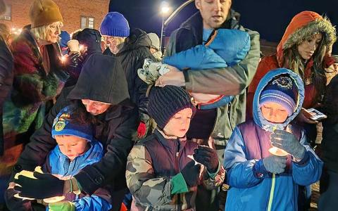 Press photo/Vickie Carpenter - Despite a damp, chilly night there was a good crowd for the first night of Winter Wonderland on Nov. 29 in downtown Franklin. The event included the official tree lighting ceremony and a candlelight service.