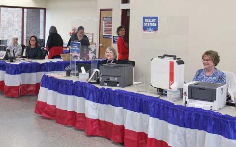 Press photo/Shelby Powell - Volunteers and poll workers help voters during early voting at the Robert Carpenter Community Building in Franklin. 