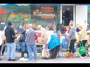Press photo/Linda Mathias MANNA mobile food pantries in Macon County have drawn as many as 520 people.
