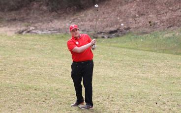 Freshman Nico Abbate chips a ball at the Franklin Golf Course Feb. 29. (Press photo/Will Woolever).